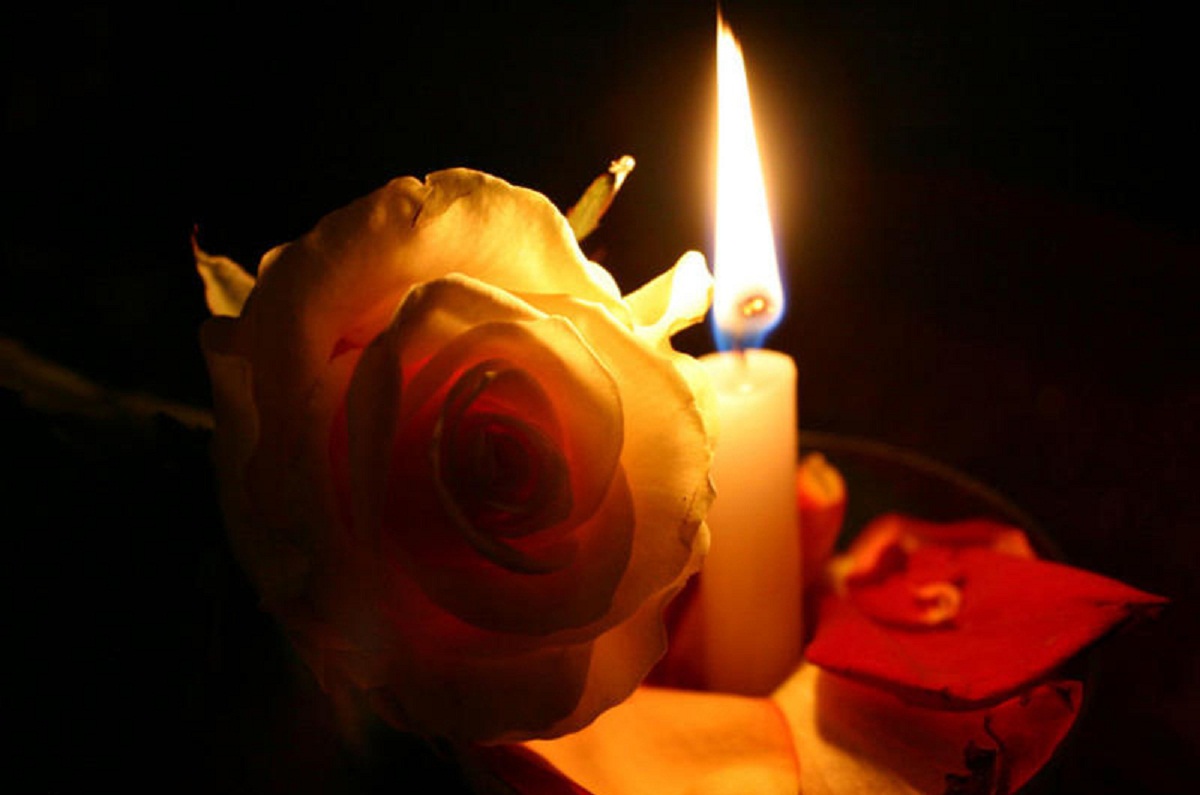 Траурная картинка с горящей свечей и розой.jpg