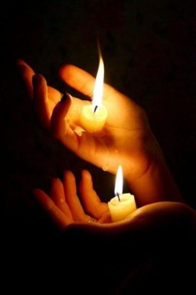 Траурная картинка - Горящие свечи в руках.jpg