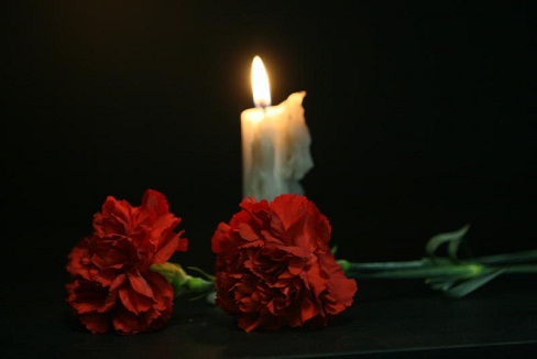 Траурная картинка - Горящая свеча и две гвоздики.jpg
